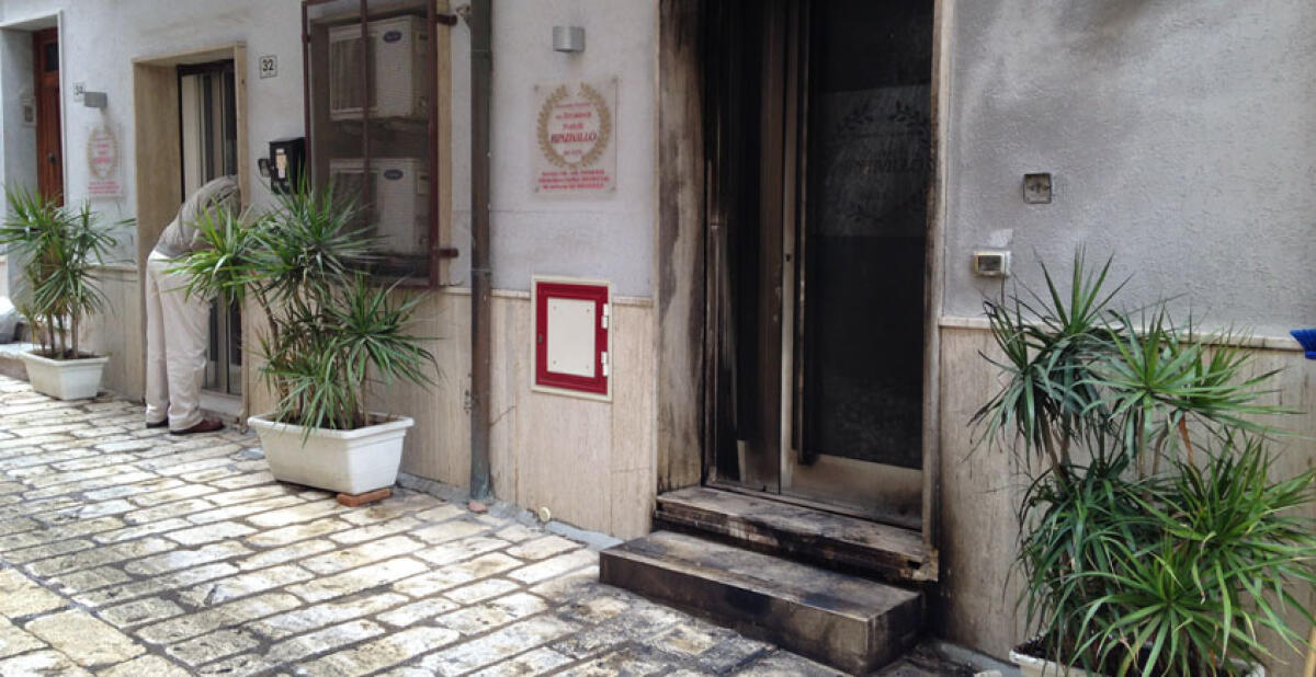 Incendio nel cuore dello Sperone, fiamme ad un negozio di onoranze funebri - 