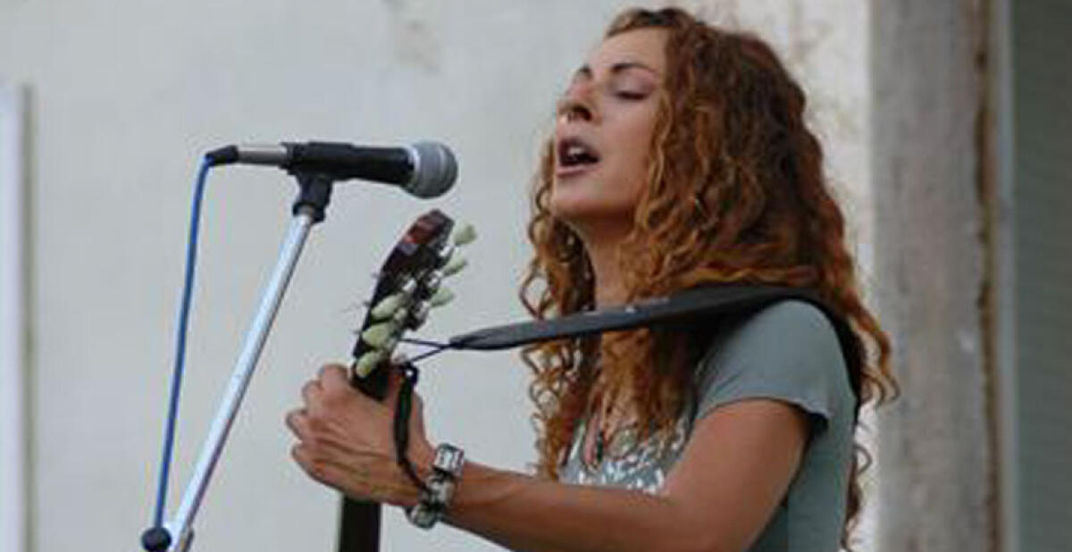 La voce blues graffiante di Stefania Calandra stasera ai muretti di Macchitella -