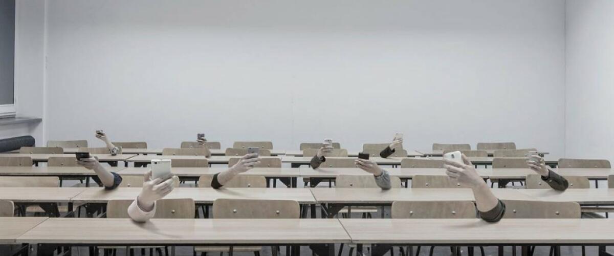 Internet, social e vecchie dipendenze: un dibattito al club "Vela" - 