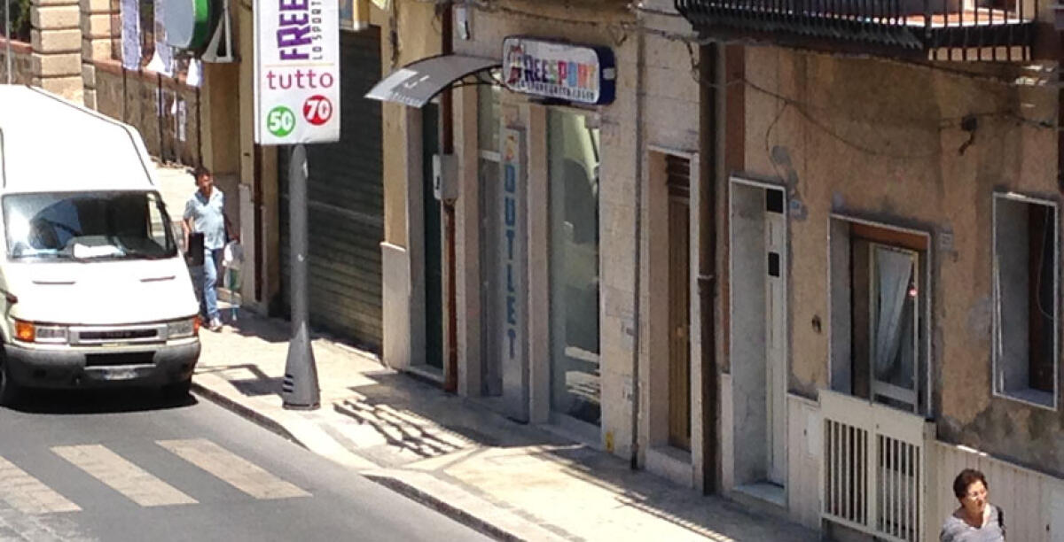 Furto nel cuore di Corso Salvatore Aldisio, saccheggiato l'outlet "free sport" - 