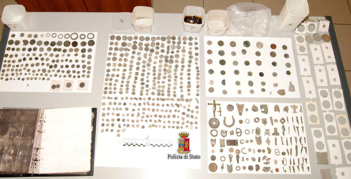Monete antiche nascoste in una ferramenta, riconsegnate alla collettività dalla Polizia - 
