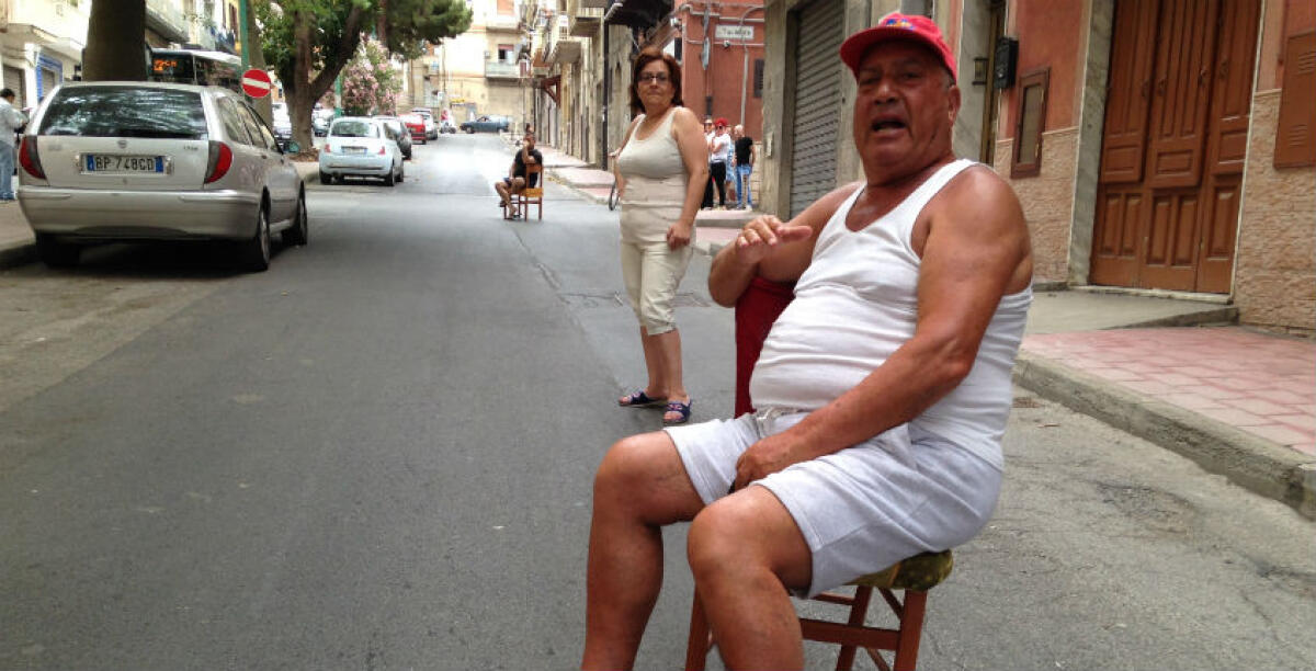 Niente manutenzione e tanto degrado, strade bloccate dai residenti: protesta in via Tevere - 