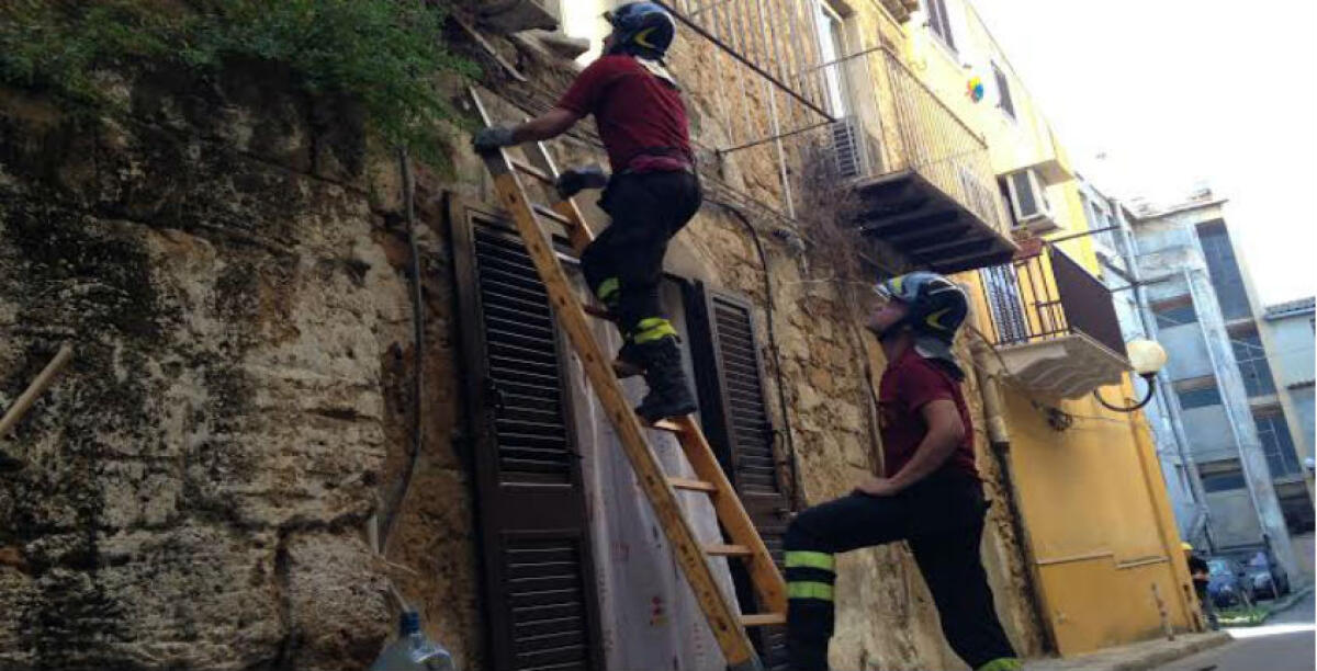 Cede un balcone in via Marotta, ci sono tre feriti: il crollo nel cuore del centro storico - 