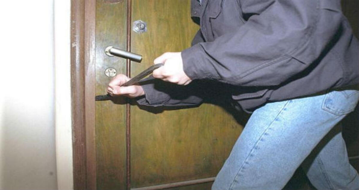 I ladri in un appartamento di via Venezia, portati via denaro e preziosi - 