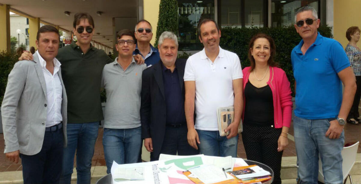 Tra bar e supermercati, il Pd raccoglie le firme in vista del referendum: c'era pure l'ex sindaco - 