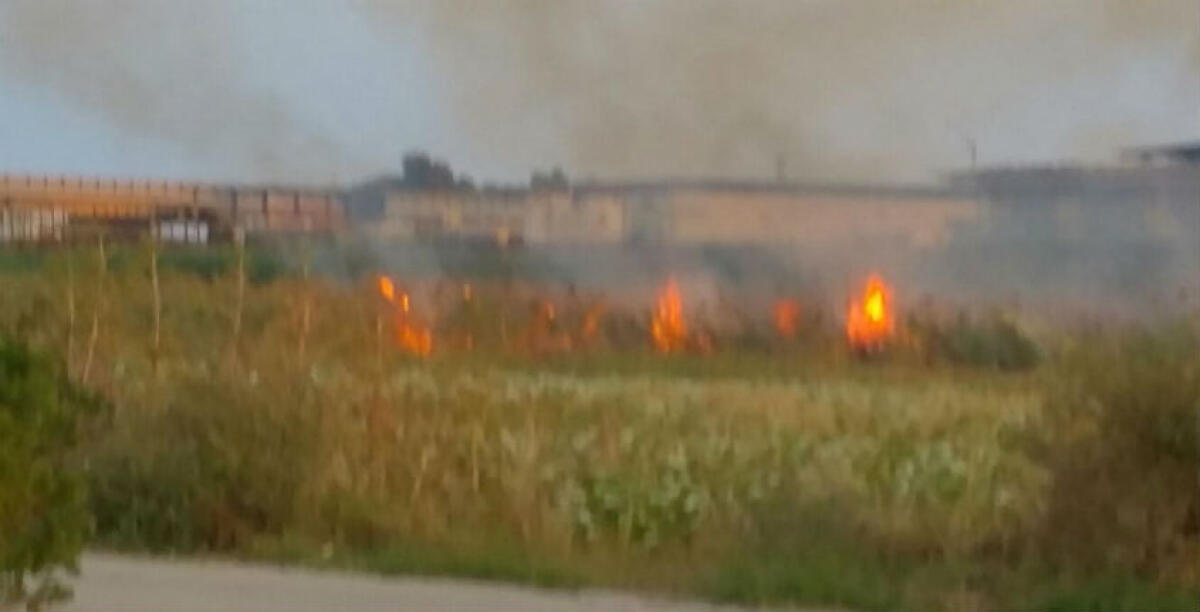 Case a rischio con il fuoco che divampa a poca distanza, perché non si interviene in via Bahamas? - 