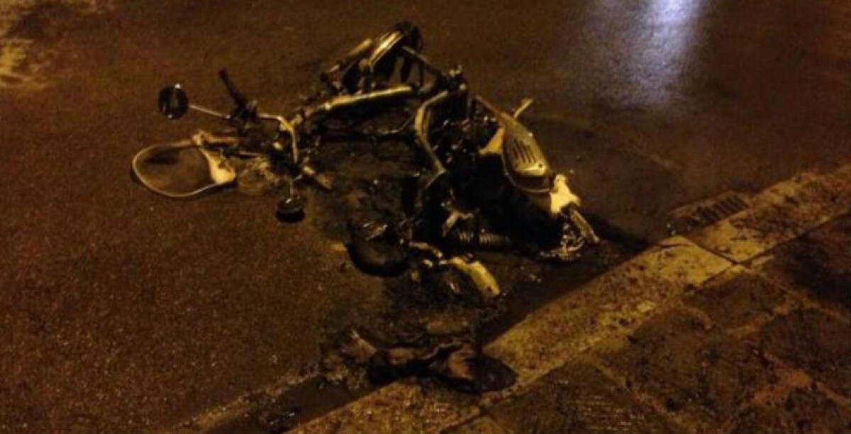 Un motorino dato alle fiamme in piazza Alemanna, era stato rubato ad un ventenne - 