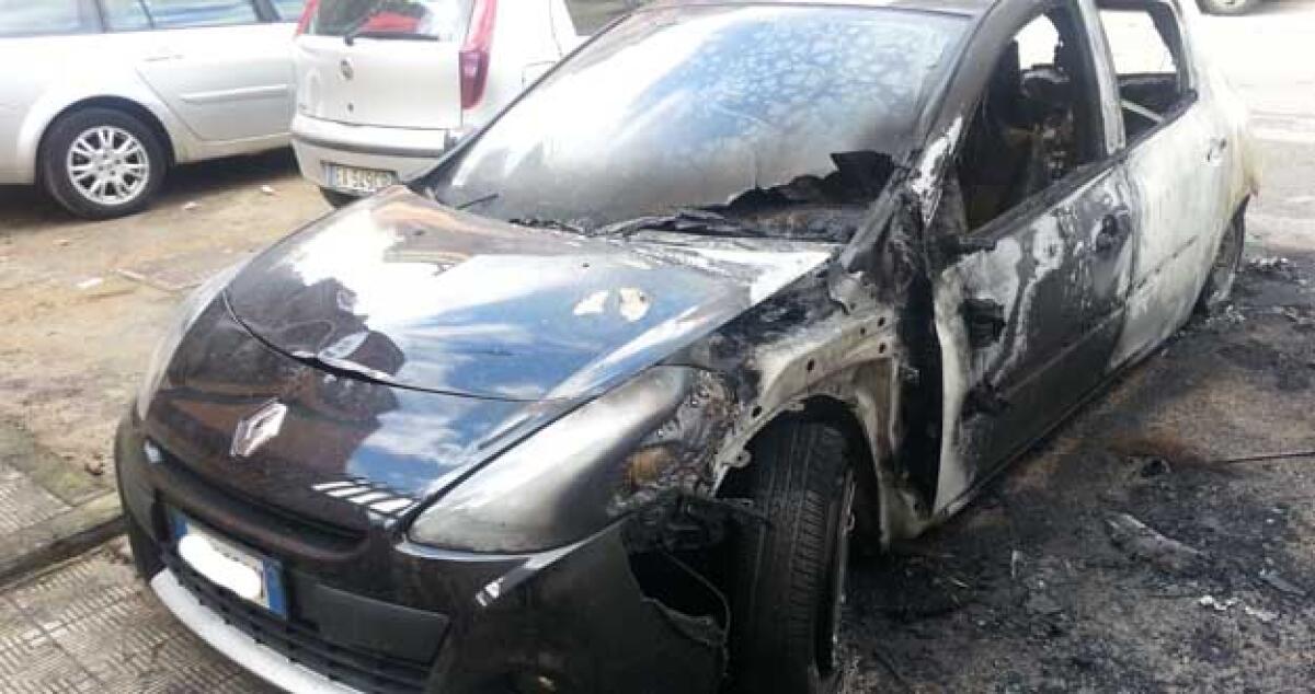 Il rogo ad una "Clio" danneggia la condotta del gas, evacuato un condominio - 