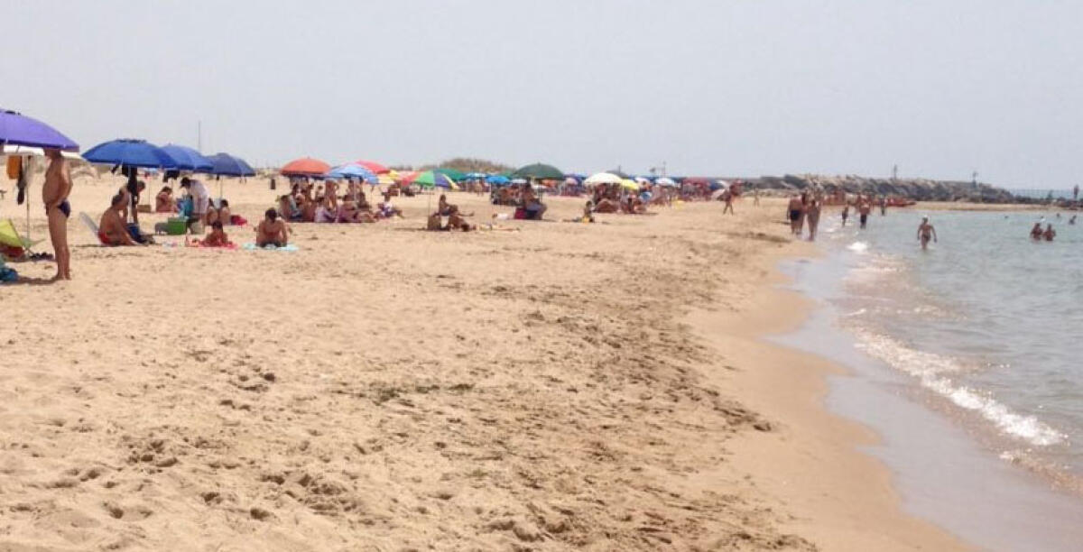 Lasciato solo in spiaggia a 4 anni, militari impegnati nella ricerca dei genitori - 