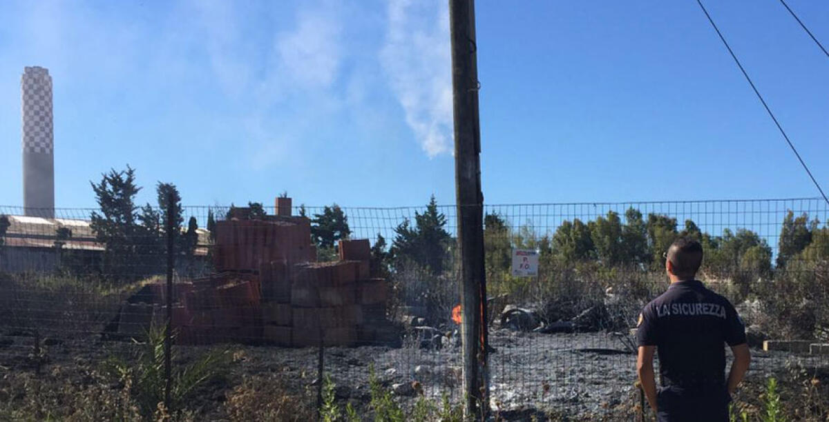 Contrada Brucazzi, incendiato un palo dell'energia elettrica nella zona industriale - 