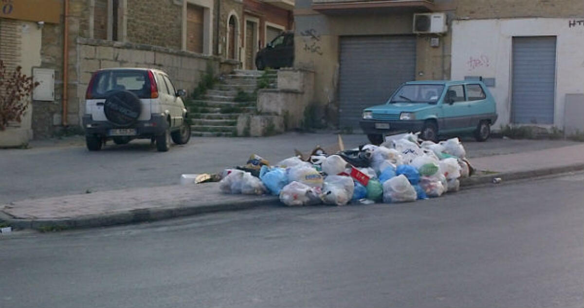 Emergenza rifiuti a Niscemi: anche a Gela cumuli di spazzatura in diversi rioni - 
