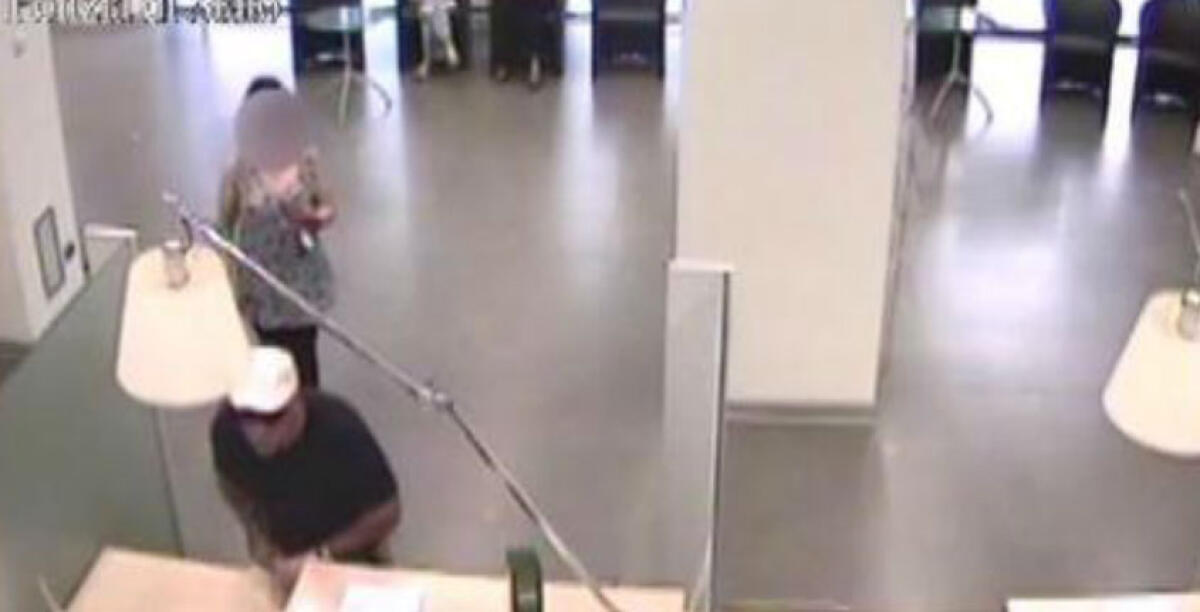 Le clienti inseguono e riprendono il rapinatore col telefonino, gelese arrestato a Milano (VIDEO) -