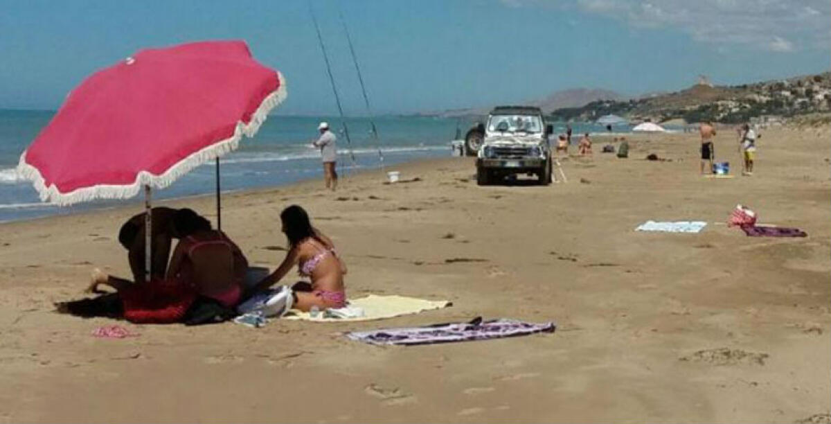 L'auto parcheggiata in spiaggia, a Roccazzelle molti bagnanti non ci stanno - 