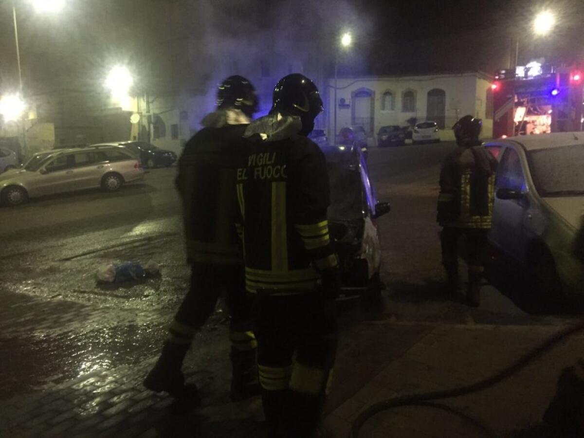 Fuoco a Ospizio Marino, distrutta l'auto di un avvocato: benzina su quella di una nostra collaboratrice - 