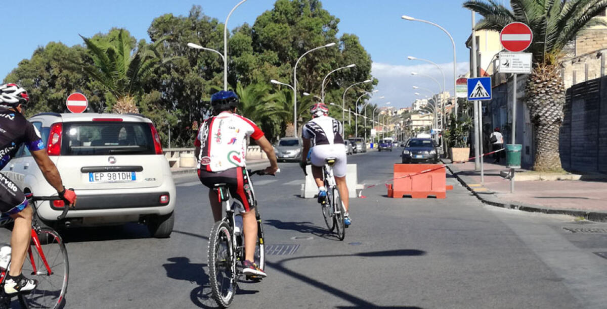 Goliardata al lungomare, spostati tutti cartelli stradali e i new jersey - 