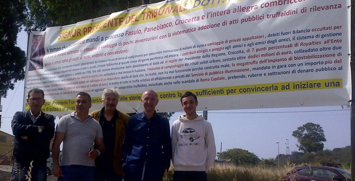 Il sit in contro Fasulo e Panebianco, tre a processo: l'ex sindaco e il commissario parti civili - Lo striscione venne esposto nell'area antistante palazzo di giustizia