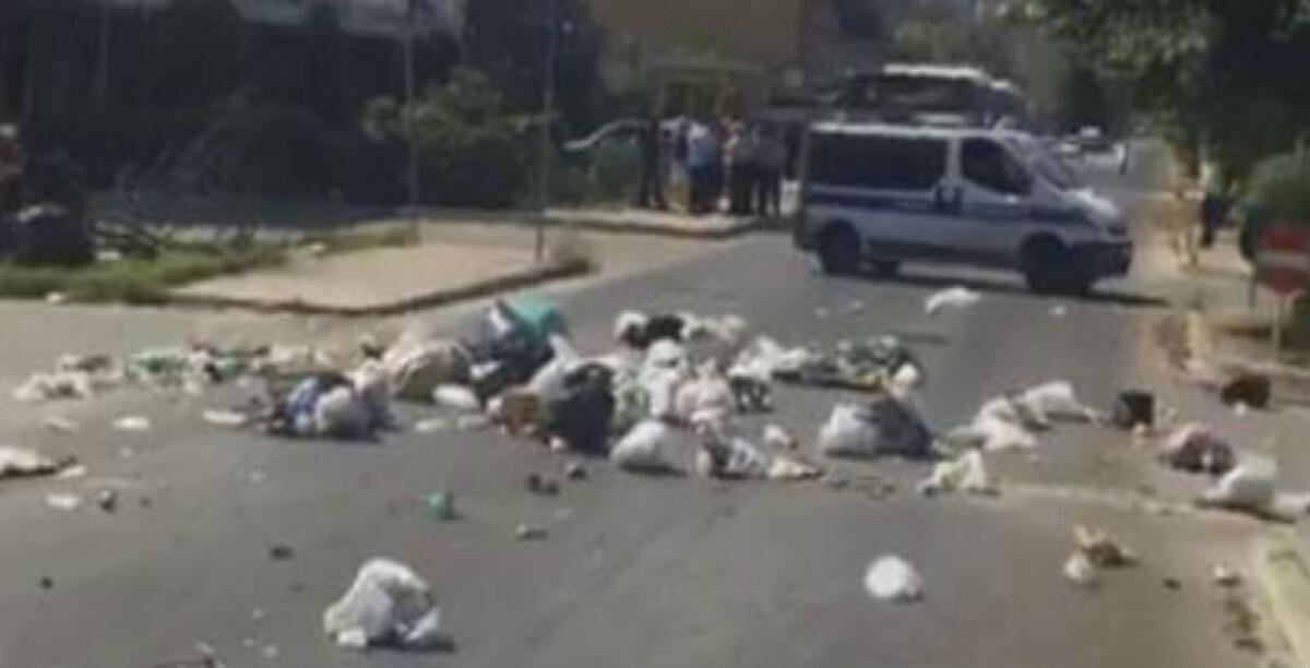Rifiuti in strada per protesta, tensione a Scavone: Siciliano, "è una barbarie!" - 