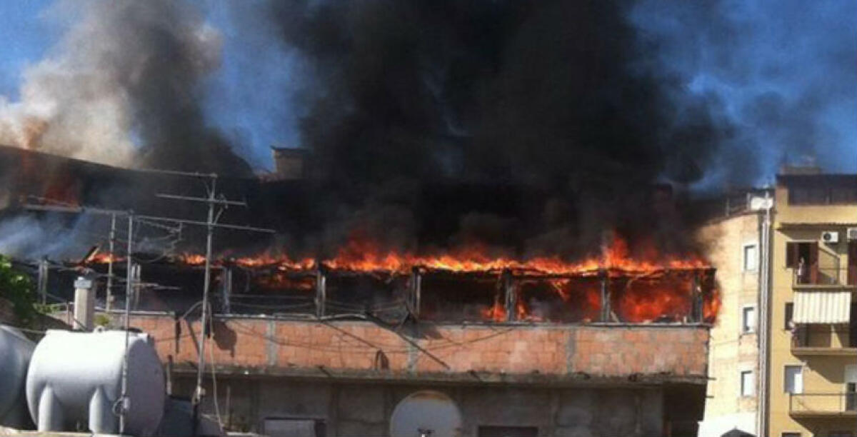 Il rogo di via Novara, gli investigatori non escludono l'ipotesi del suicidio: adesso l'autopsia - 