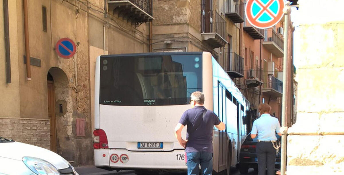 Cede l'asfalto in via Istria, Scerra: la colpa è dei bus urbani - 