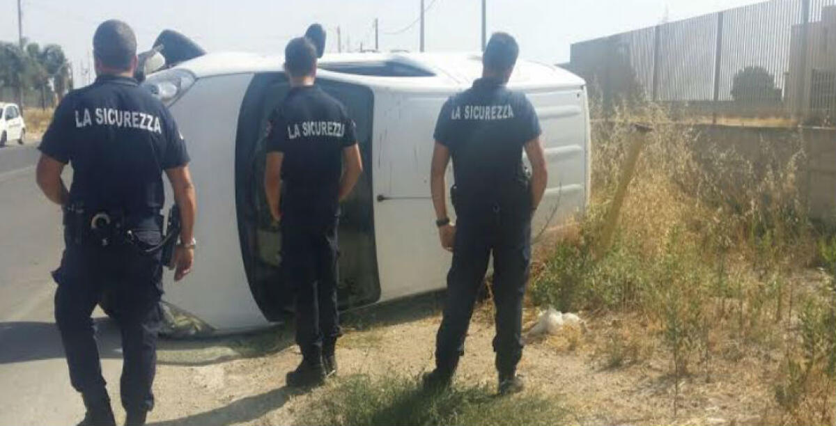 Un furgone ribaltato sulla 117 bis, ferite per il conducente - 