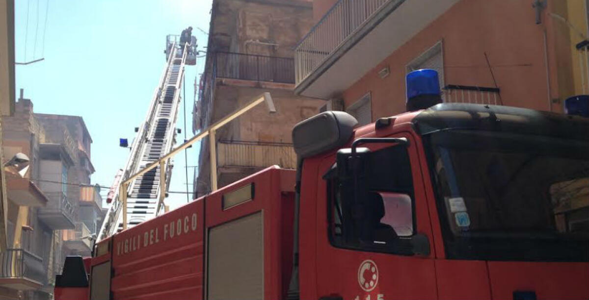 Il rogo di via Novara, l'ispettore dei vigili del fuoco: "L'autoscala ferma solo per pochi minuti" - 