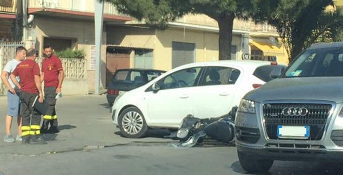 Scontro in via Venezia, l'impatto tra un'automobile e uno scooter: sul posto i primi soccorsi - 