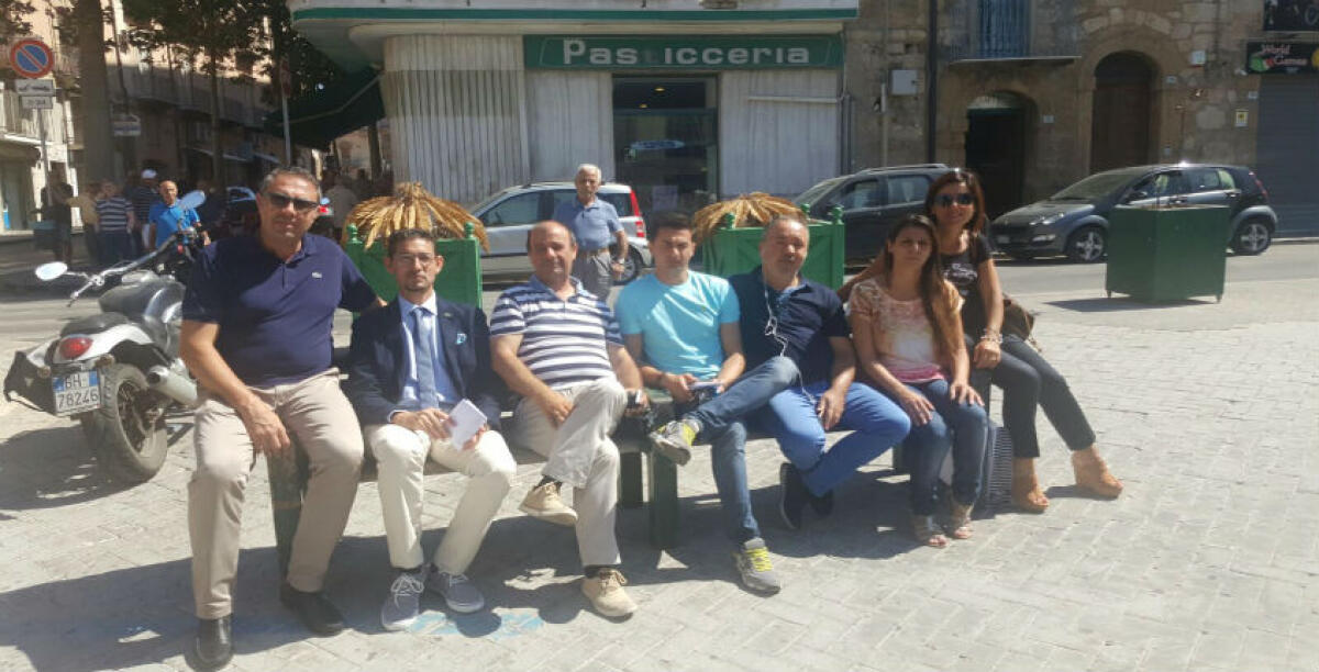 Piazza San Francesco "mangiata" da nuovi stalli di sosta, la protesta dei consiglieri comunali - 