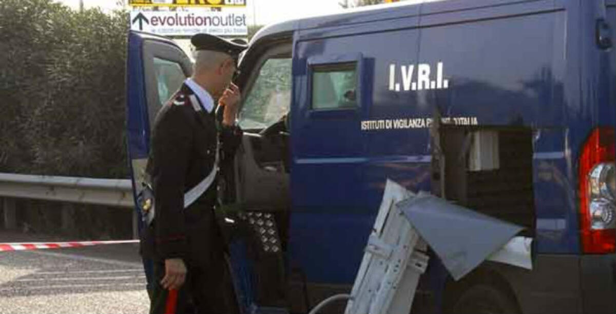 Un portavalori finisce fuori strada a Roccazzelle, non ci sono conseguenze per gli operatori a bordo - 