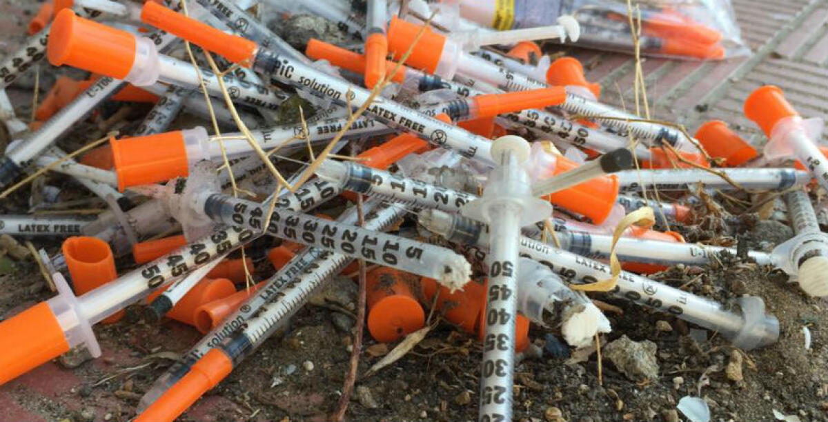 I volontari puliscono piazza Alemanna, trovate decine di siringhe usate - 