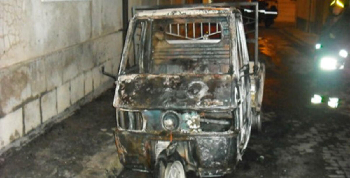 Fiamme a Scavone, nella notte distrutta la motoape di un pregiudicato - 