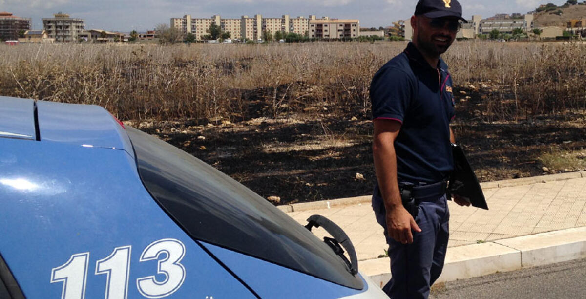 Rogo tra le sterpaglie in via Pio X, le fiamme domate da due poliziotti - 