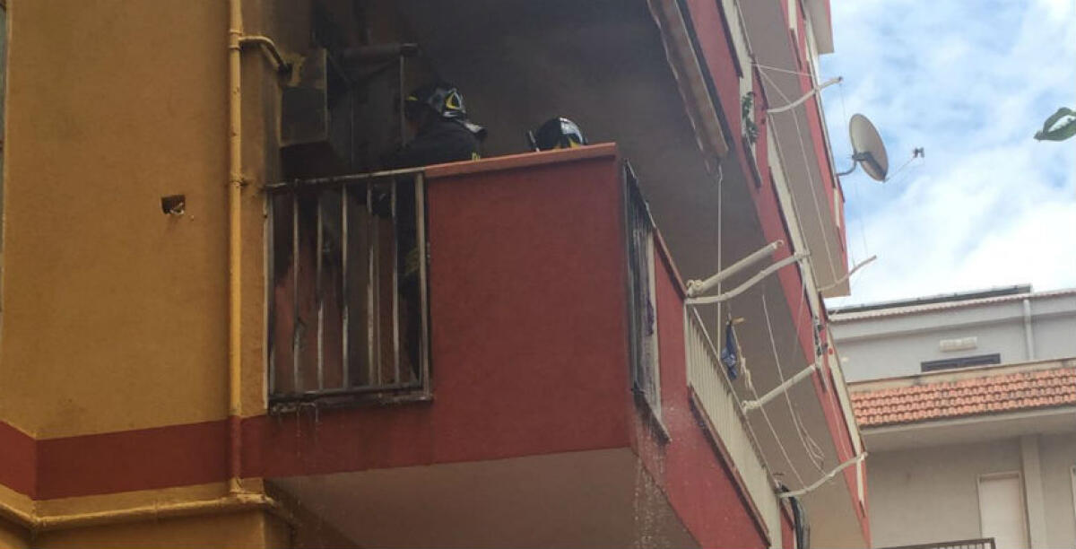 Fiamme in uno stabile a Caposoprano, un uomo messo in salvo da poliziotti e vigili del fuoco - 