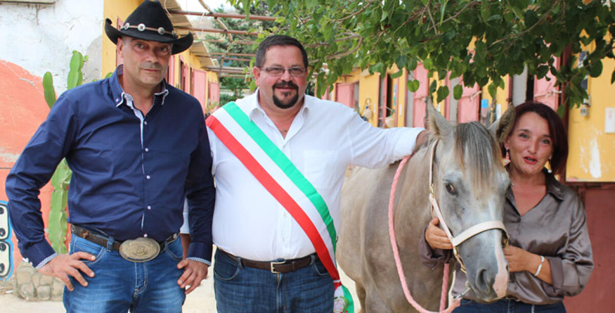 Sposi in un maneggio, il sindaco officia le nozze country di Simona e Maurizio - 