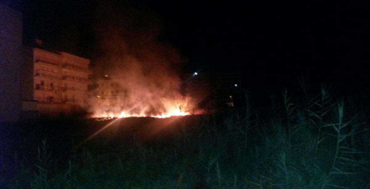 Area incolta incendiata in via Plutone, paura tra i residenti - 