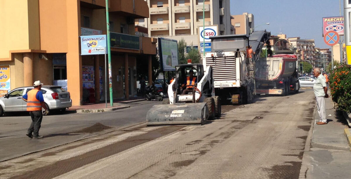 Monta la protesta dei residenti in via Venezia, asfaltata la strada ma solo a metà - 