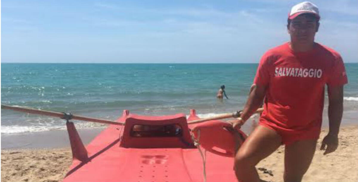 Potevano morire in mare, un'intera famiglia salvata da un bagnino: per Culmone chiesta l'onorificenza al merito civile - 