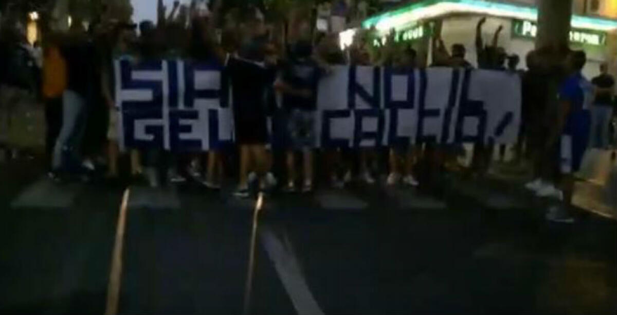 La protesta degli ultras arriva in piazza Municipio - 