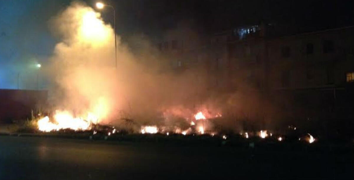 Un'intera area incolta distrutta dalle fiamme, in via Madonna del Rosario l'incendio a ridosso delle abitazioni - 