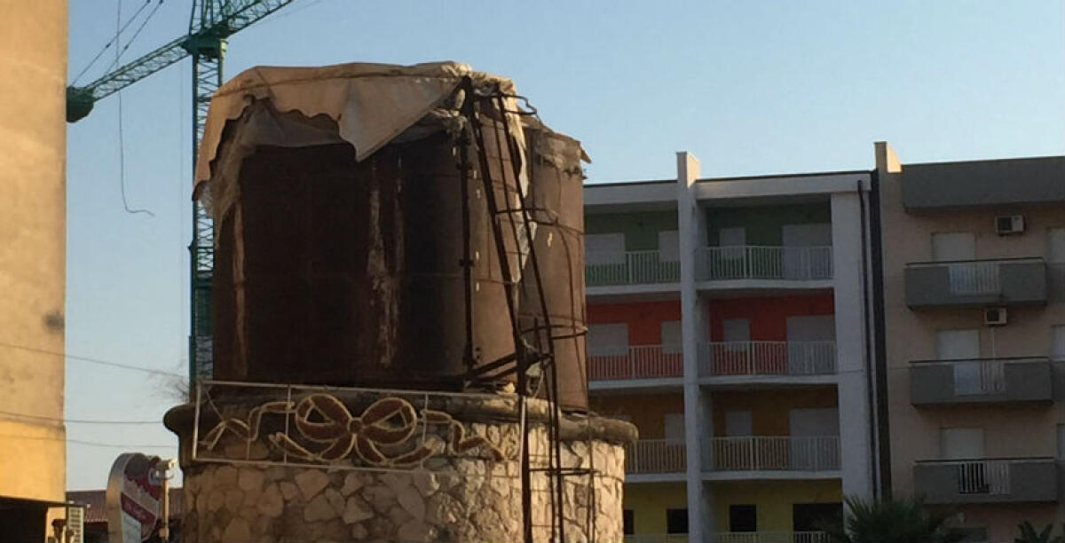Il degrado strutturale delle cisterne della vecchia stazione, Panebianco: "Verificare la presenza di amianto" - 