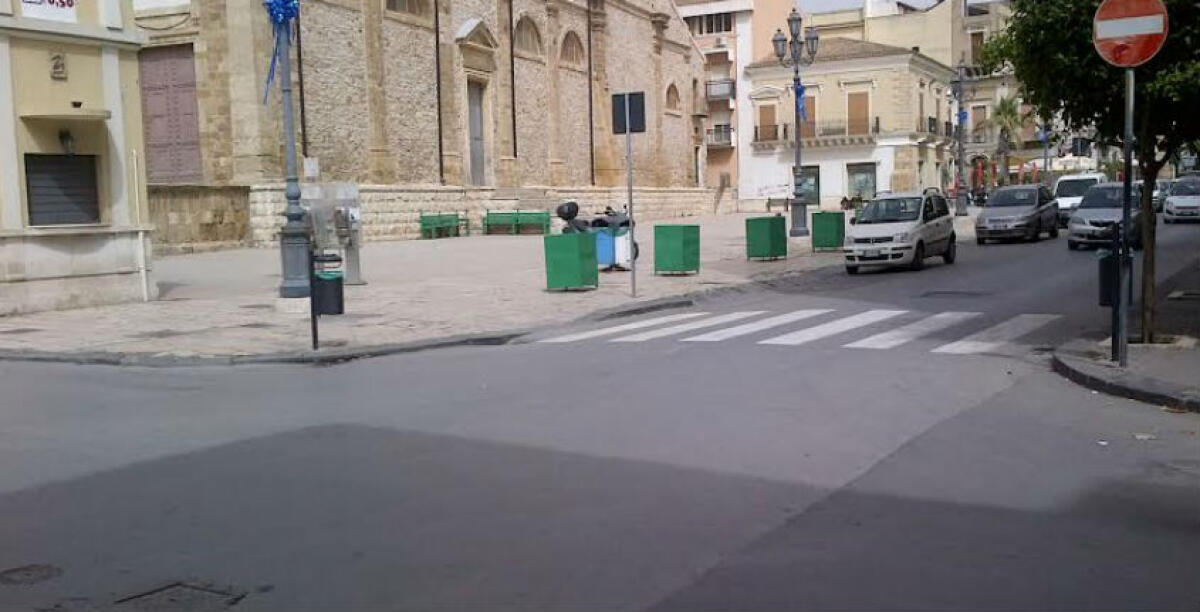 Fogna a cielo aperto nel cuore del centro storico, disagi per commercianti e cittadini - 