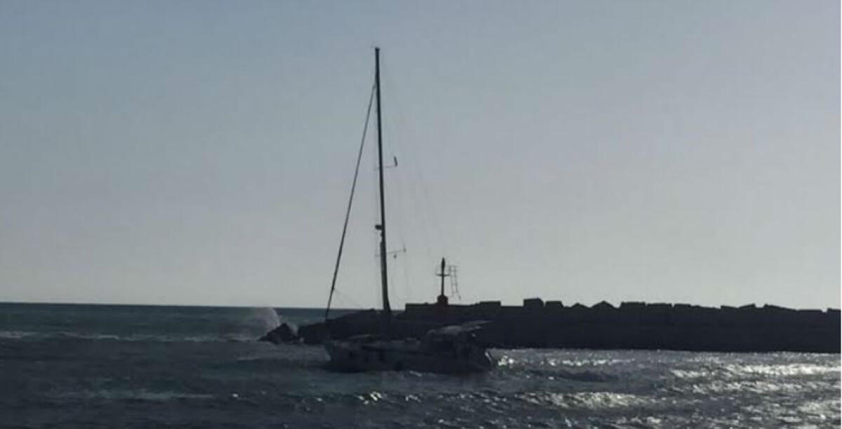 Il porto rifugio insabbiato...colpisce ancora: danni ad un'imbarcazione condotta da australiani - 