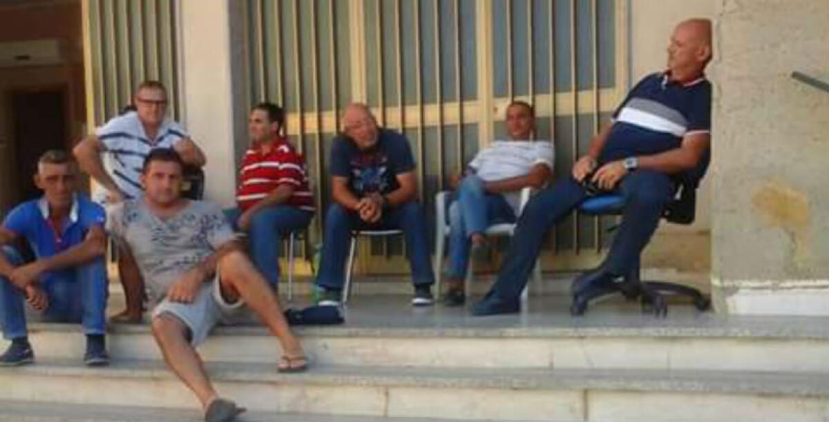 Gli operai rimasti fuori dal servizio rifiuti ancora in protesta, i grillini: "Dove sono la giunta e il sindacato?" - 