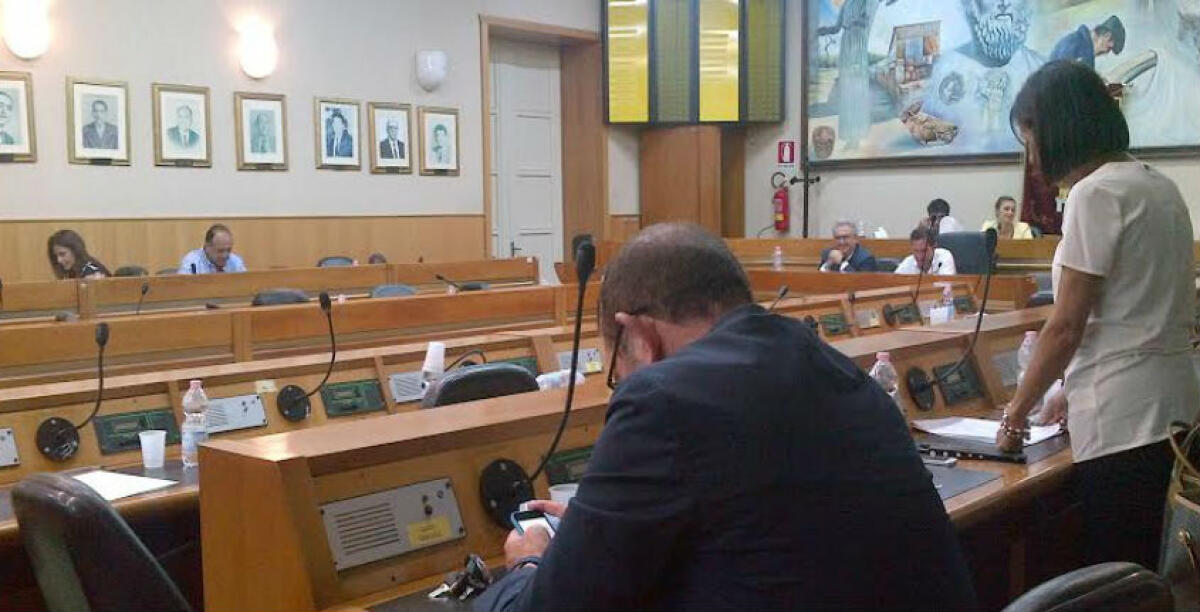 Rifiuti e ombrelli, ancora polemiche in aula: la giunta ha scelto, il "Presti" al Gela Calcio - 