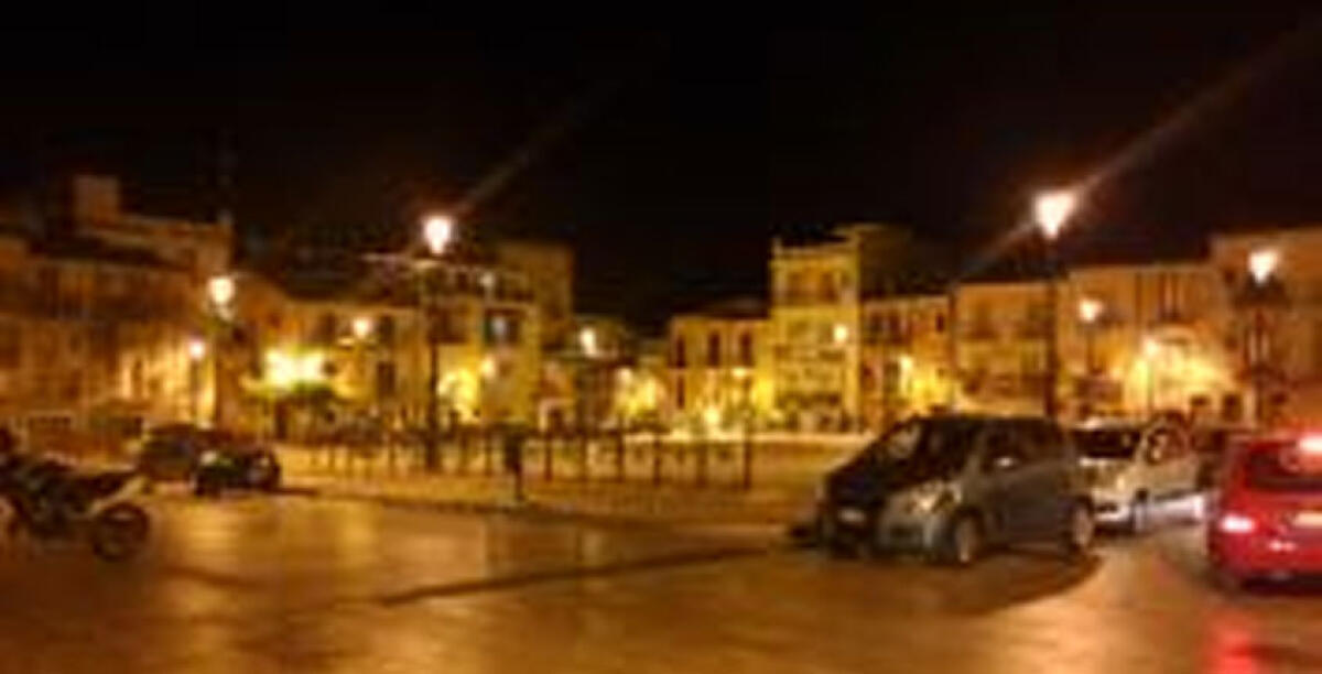 Uomo alticcio truccato da donna in una panchina di piazza Roma - 