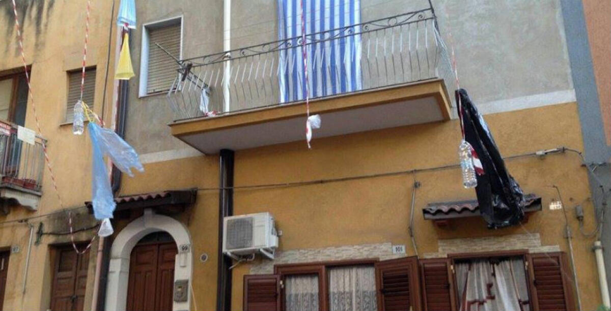 In via Tevere non ci sono gli ombrelli appesi ma i sacchi della spazzatura: i residenti chiedono interventi - 