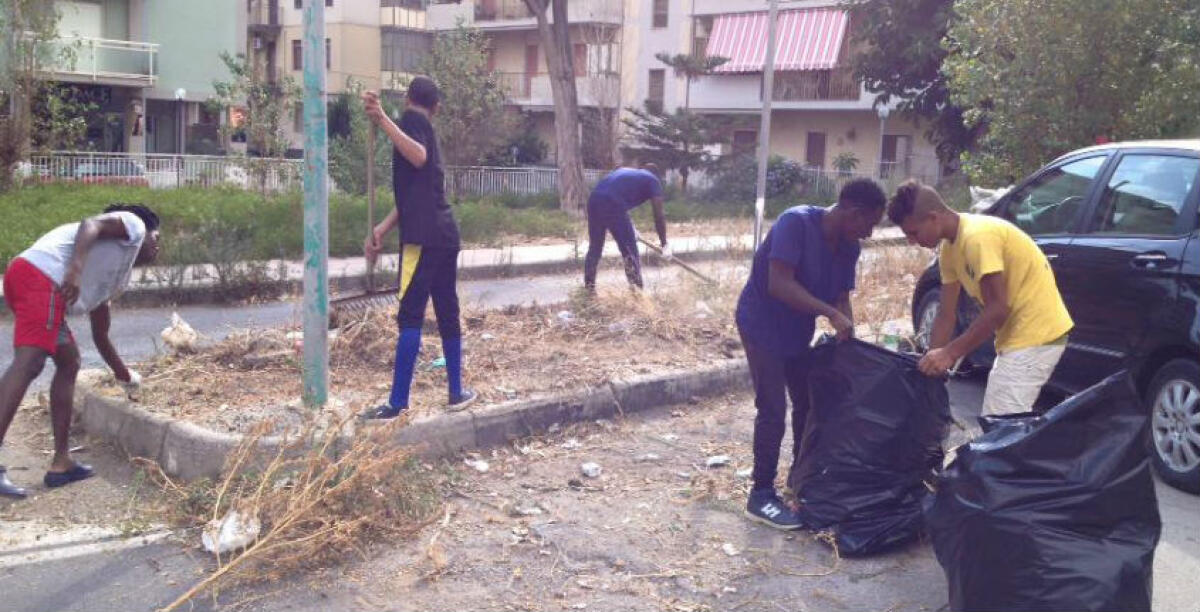 Troppe aree verdi in condizioni precarie, intervengono i giovanissimi migranti ospitati a Caposoprano - 