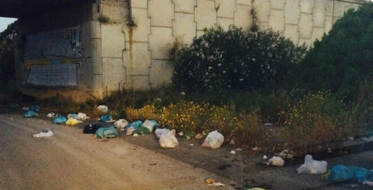 Rifiuti in strada, una discarica abusiva tra il tribunale e la raffineria Eni - 