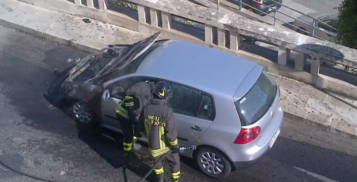 Fiamme su una Golf, il conducente lancia l'allarme: l'incendio causato da un guasto tecnico - 