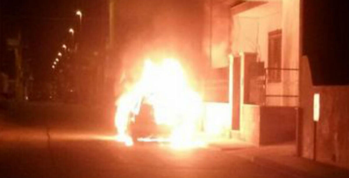 Una Fiat Punto distrutta dalle fiamme a Margi, la vettura appartiene ad un pensionato - 