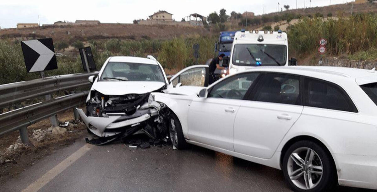 Ancora un violento schianto sulla Gela-Manfria, c'è un ferito: l'asfalto reso viscido dalla pioggia - (foto archivio)
